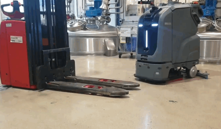 Sparkoz TN70 avoiding forklift trucks Sparkoz TN70 avoiding forklift trucks